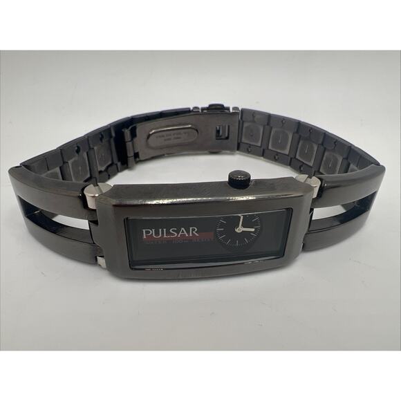 PULSAR 100M Stainless Steel Mens Watch Water Resistant - Picture 1 of 6